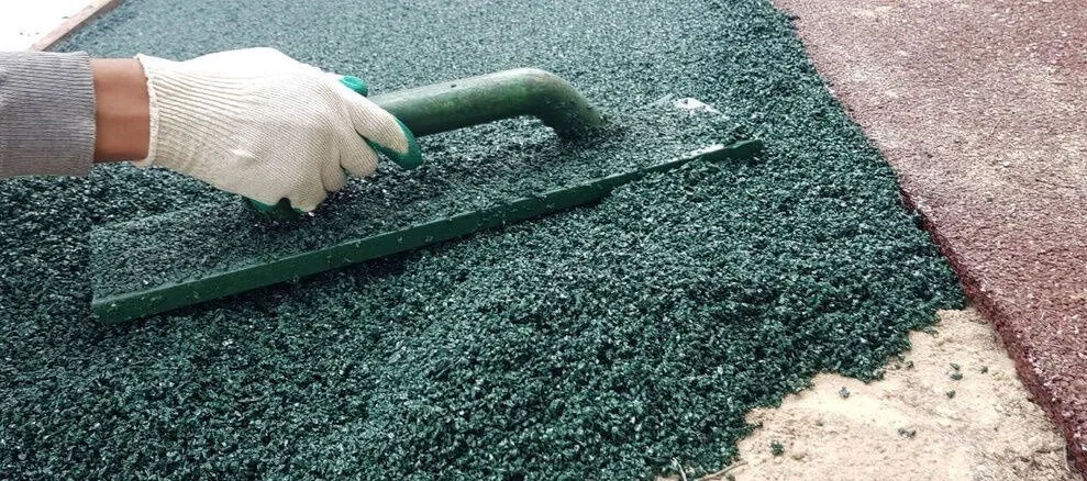 Можно ли укладывать резиновое покрытие на грунт в Первоуральске?